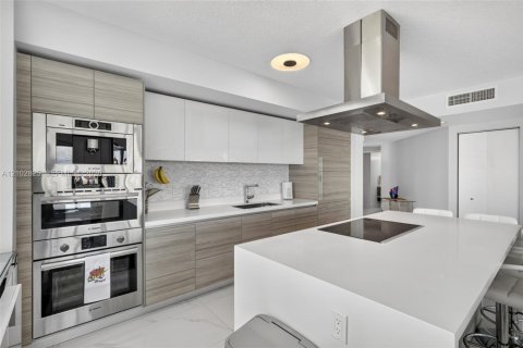 Condo in Sunny Isles Beach, Florida, 3 bedrooms № 2411969 - photo 17