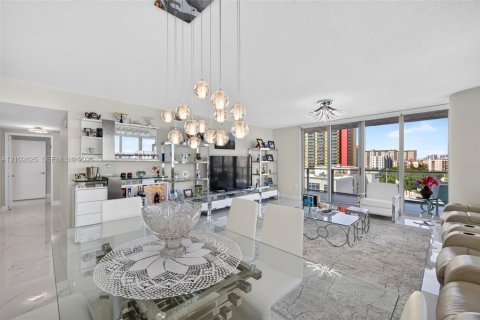 Condo in Sunny Isles Beach, Florida, 3 bedrooms № 2411969 - photo 7
