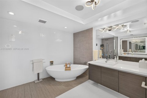 Condo in Sunny Isles Beach, Florida, 3 bedrooms № 2411969 - photo 26