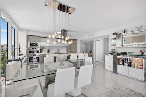 Condo in Sunny Isles Beach, Florida, 3 bedrooms № 2411969 - photo 11