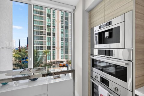 Condo in Sunny Isles Beach, Florida, 3 bedrooms № 2411969 - photo 18