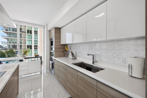 Condo in Sunny Isles Beach, Florida, 3 bedrooms № 2411969 - photo 16