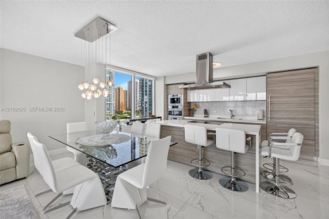 Condo in Sunny Isles Beach, Florida, 3 bedrooms № 2411969 - photo 13