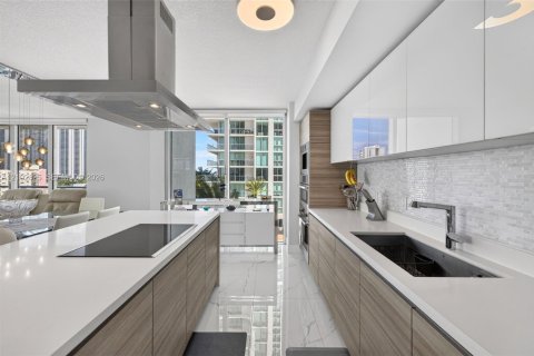 Condo in Sunny Isles Beach, Florida, 3 bedrooms № 2411969 - photo 15