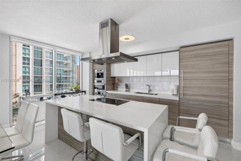 Condo in Sunny Isles Beach, Florida, 3 bedrooms № 2411969 - photo 14