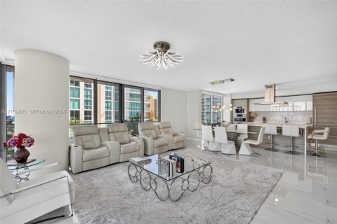 Condo in Sunny Isles Beach, Florida, 3 bedrooms № 2411969 - photo 10