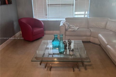 Casa en venta en North Miami, Florida, 4 dormitorios, 194.44 m2 № 1951547 - foto 5