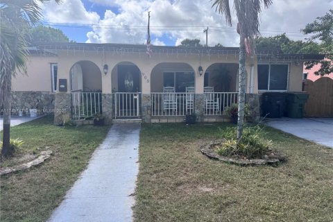 Casa en venta en North Miami, Florida, 4 dormitorios, 194.44 m2 № 1951547 - foto 1