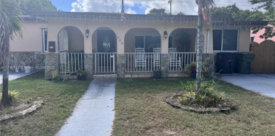 Casa en North Miami, Florida 4 dormitorios, 194.44 m2 № 1951547