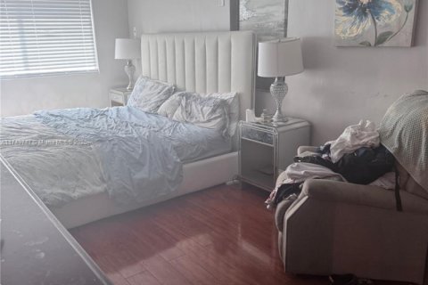 Casa en venta en North Miami, Florida, 4 dormitorios, 194.44 m2 № 1951547 - foto 6