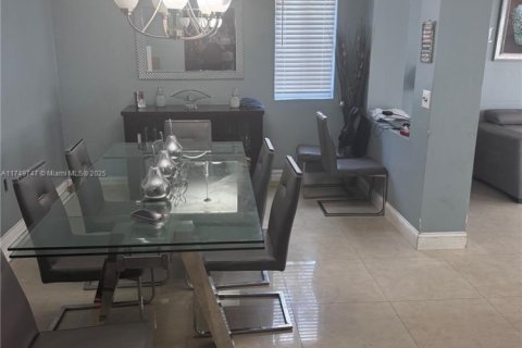 Casa en venta en North Miami, Florida, 4 dormitorios, 194.44 m2 № 1951547 - foto 2