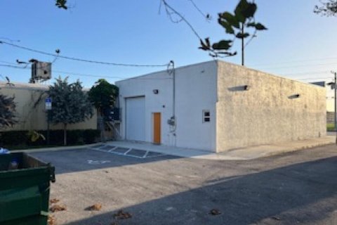Commercial property in West Palm Beach, Florida № 1072650 - photo 1