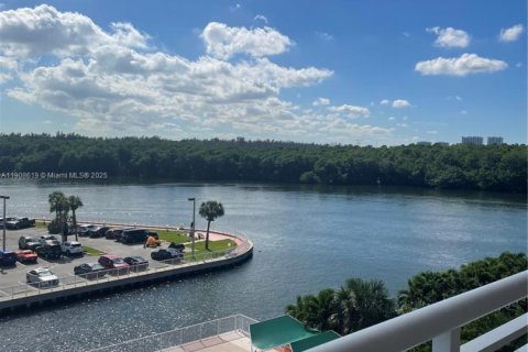 Condo in Sunny Isles Beach, Florida, 1 bedroom № 1964177 - photo 1