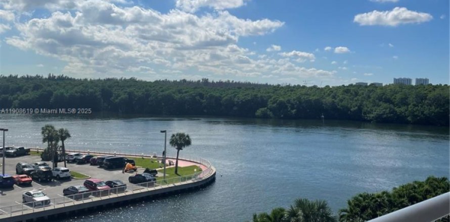 Condo in Sunny Isles Beach, Florida, 1 bedroom № 1964177