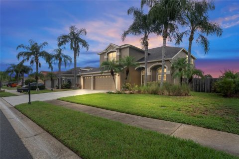 House in Land O' Lakes, Florida 5 bedrooms, 259.2 sq.m. № 1906210 - photo 1