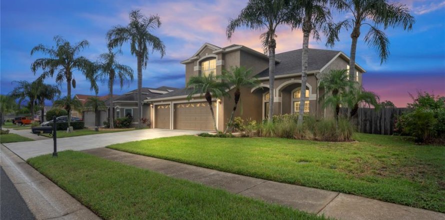 House in Land O' Lakes, Florida 5 bedrooms, 259.2 sq.m. № 1906210