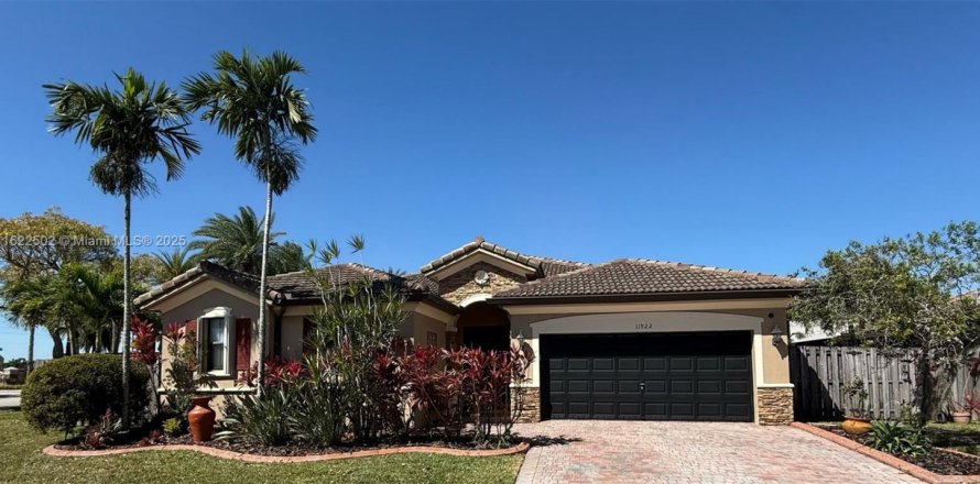 Дом в Майами, Флорида 4 спальни, 213.02м2 № 1958201