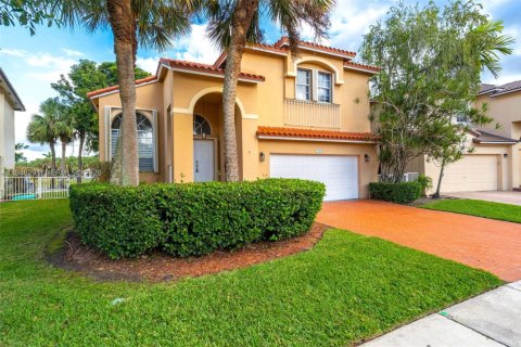 House in Pembroke Pines, Florida 4 bedrooms, 233.46 sq.m. № 2152900 - photo 1