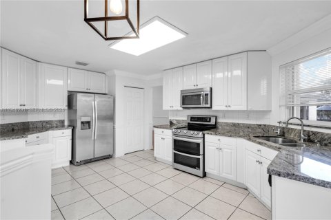 House in Pembroke Pines, Florida 4 bedrooms, 233.46 sq.m. № 2152900 - photo 8