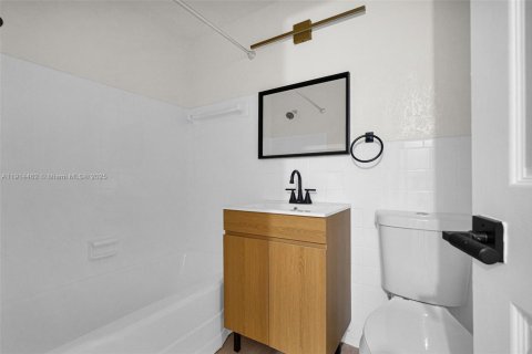 House in North Miami, Florida 2 bedrooms, 116.13 sq.m. № 1970614 - photo 24