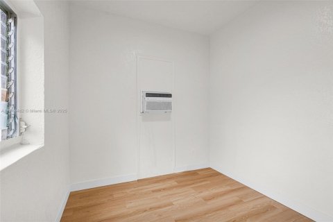 House in North Miami, Florida 2 bedrooms, 116.13 sq.m. № 1970614 - photo 19