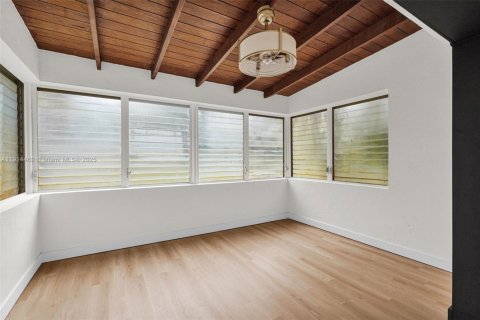 House in North Miami, Florida 2 bedrooms, 116.13 sq.m. № 1970614 - photo 2