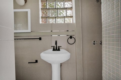 House in North Miami, Florida 2 bedrooms, 116.13 sq.m. № 1970614 - photo 30