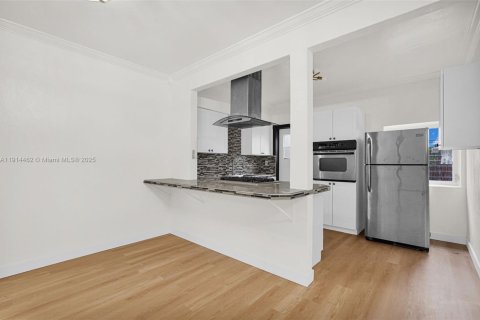 House in North Miami, Florida 2 bedrooms, 116.13 sq.m. № 1970614 - photo 7