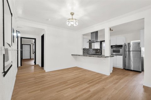 House in North Miami, Florida 2 bedrooms, 116.13 sq.m. № 1970614 - photo 6