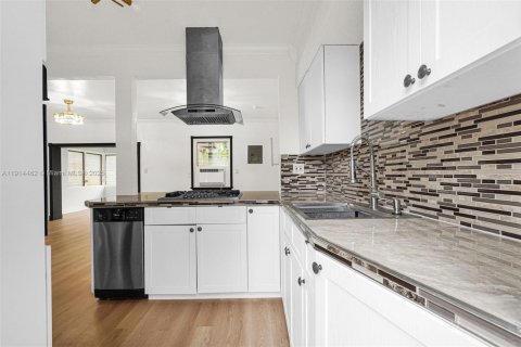 House in North Miami, Florida 2 bedrooms, 116.13 sq.m. № 1970614 - photo 14