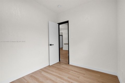 House in North Miami, Florida 2 bedrooms, 116.13 sq.m. № 1970614 - photo 17