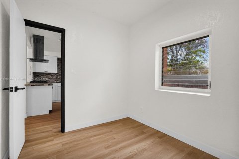 House in North Miami, Florida 2 bedrooms, 116.13 sq.m. № 1970614 - photo 16