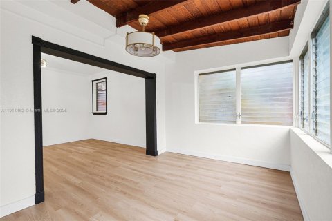 House in North Miami, Florida 2 bedrooms, 116.13 sq.m. № 1970614 - photo 5