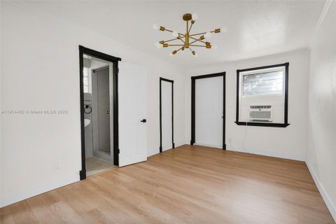 House in North Miami, Florida 2 bedrooms, 116.13 sq.m. № 1970614 - photo 29