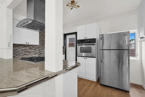 House in North Miami, Florida 2 bedrooms, 116.13 sq.m. № 1970614 - photo 8