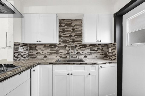 House in North Miami, Florida 2 bedrooms, 116.13 sq.m. № 1970614 - photo 11