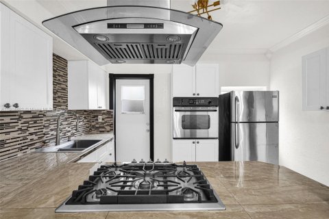 House in North Miami, Florida 2 bedrooms, 116.13 sq.m. № 1970614 - photo 20