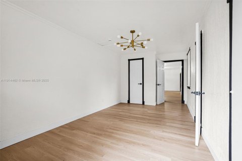 House in North Miami, Florida 2 bedrooms, 116.13 sq.m. № 1970614 - photo 26