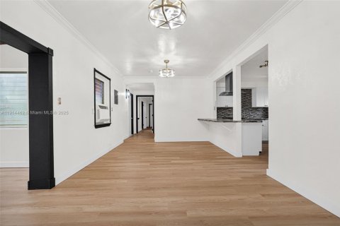 House in North Miami, Florida 2 bedrooms, 116.13 sq.m. № 1970614