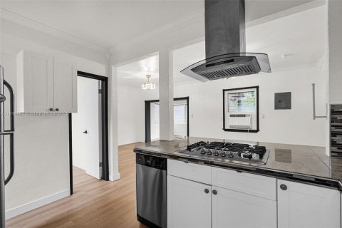 House in North Miami, Florida 2 bedrooms, 116.13 sq.m. № 1970614 - photo 13