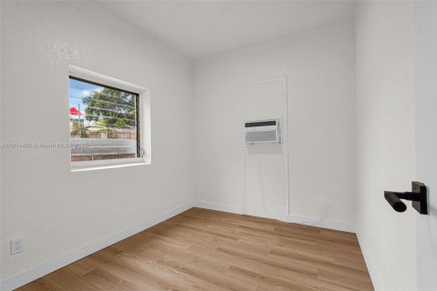 House in North Miami, Florida 2 bedrooms, 116.13 sq.m. № 1970614 - photo 15