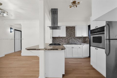 House in North Miami, Florida 2 bedrooms, 116.13 sq.m. № 1970614 - photo 9