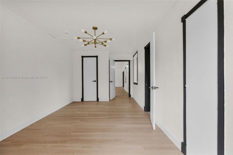 House in North Miami, Florida 2 bedrooms, 116.13 sq.m. № 1970614 - photo 25