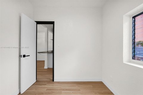 House in North Miami, Florida 2 bedrooms, 116.13 sq.m. № 1970614 - photo 18
