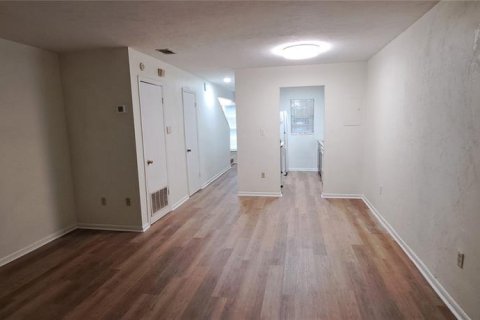 Townhouse in Gainesville, Florida 2 bedrooms, 92.16 sq.m. № 2221728 - photo 4