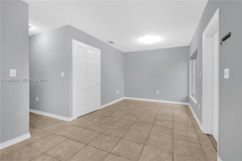 Immobilier commercial à vendre à Miami, Floride: 209.22 m2 № 2004141 - photo 11