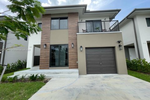 House in Florida City, Florida 5 bedrooms, 176.7 sq.m. № 1582910 - photo 1