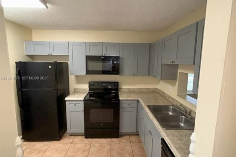 Condominio en venta en North Lauderdale, Florida, 2 dormitorios, 93.83 m2 № 1990342 - foto 2