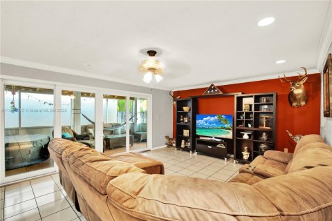 Villa ou maison à vendre à Miami, Floride: 4 chambres, 223.71 m2 № 1953447 - photo 19