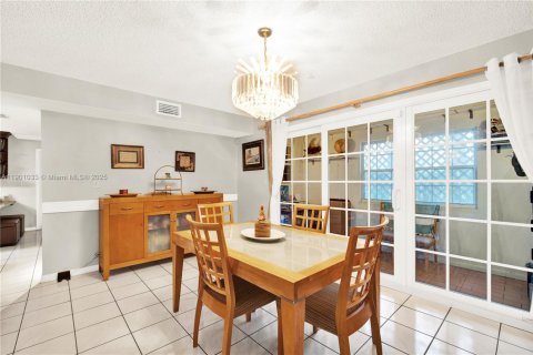Villa ou maison à vendre à Miami, Floride: 4 chambres, 223.71 m2 № 1953447 - photo 11